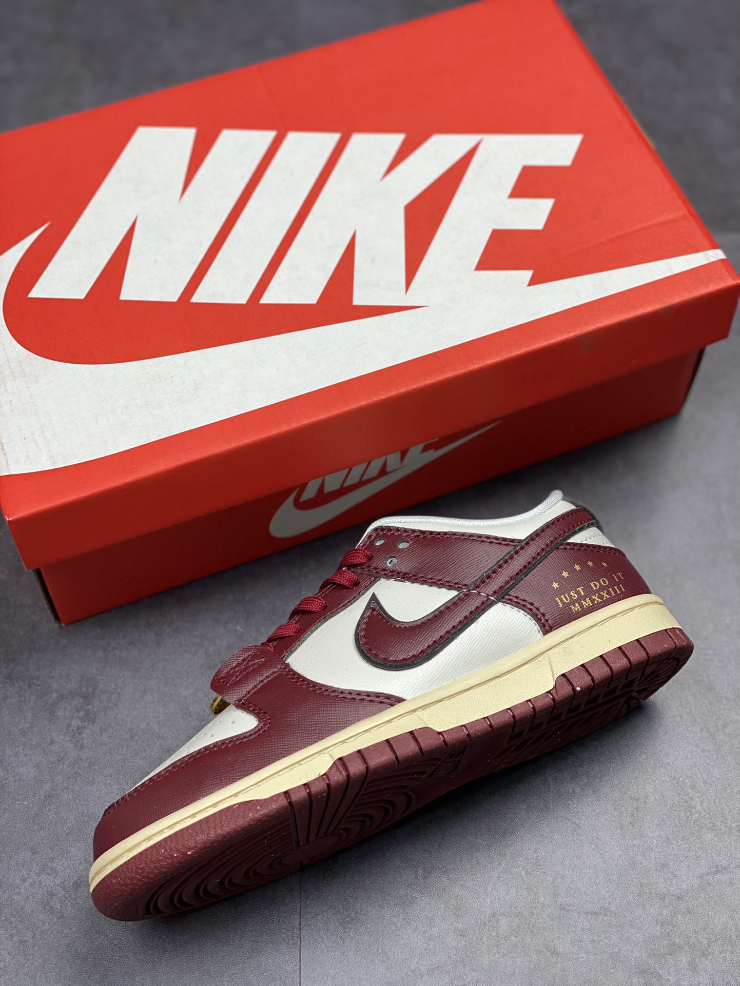 200 NIKE SB Dunk Low 酒红 DV1160-101