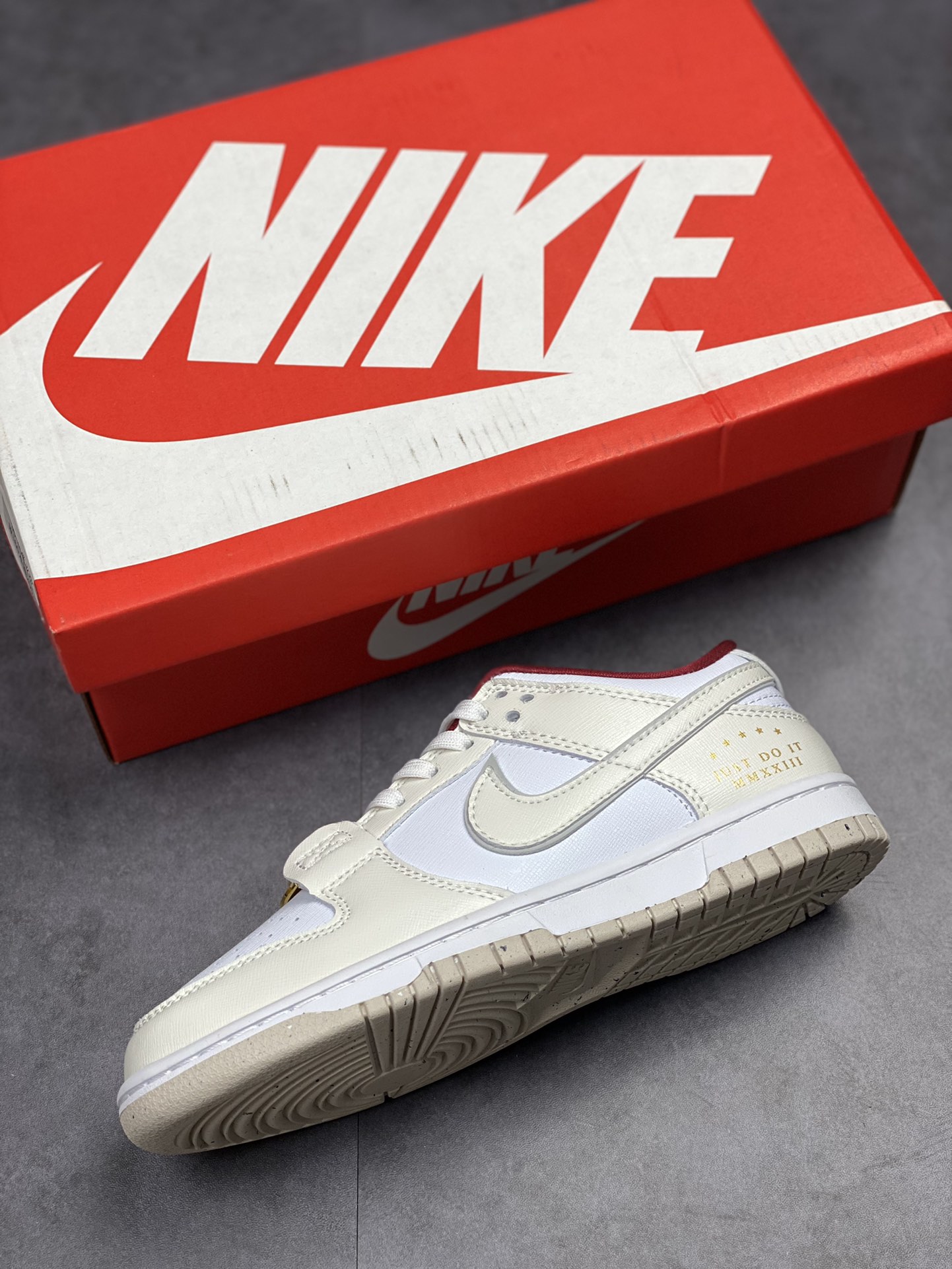 200 NIKE SB Dunk Low 米白酒红 DV1160-100