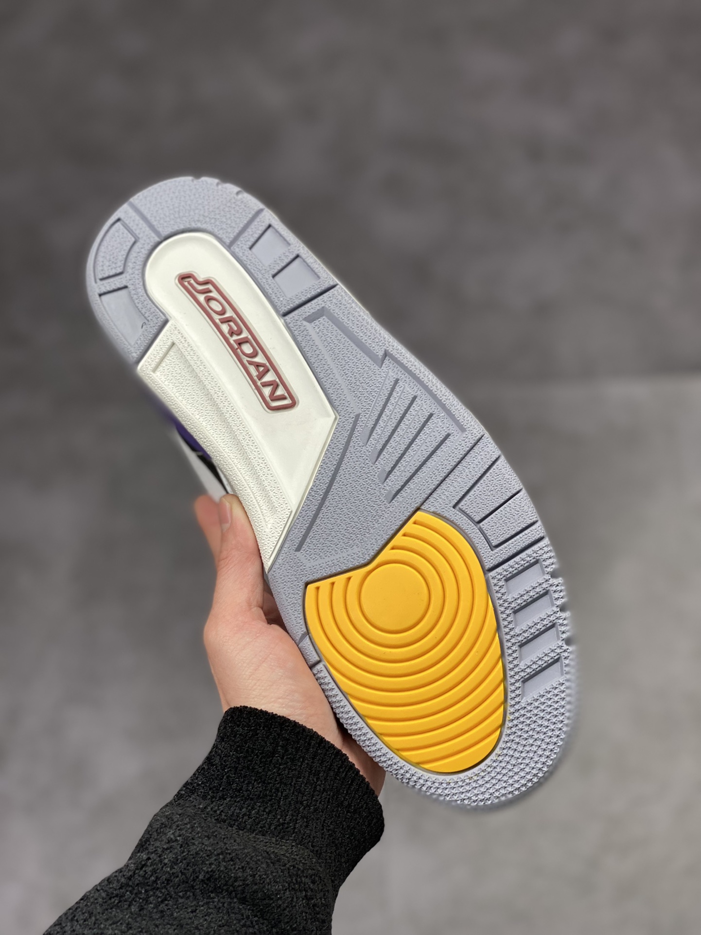 240 Air Jordan Legacy 312 Low 有着交错结合的设计CD7069-102