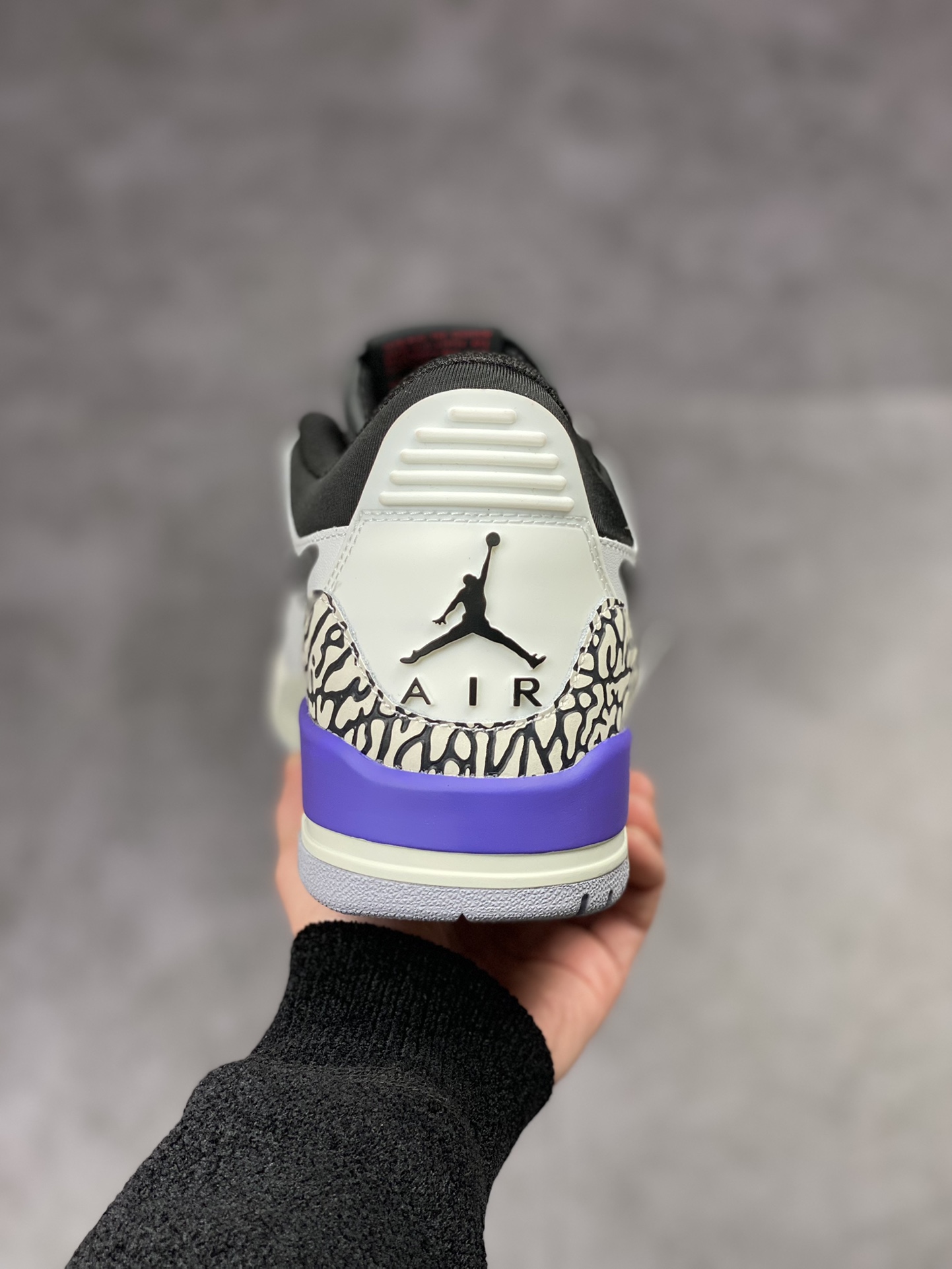 240 Air Jordan Legacy 312 Low 有着交错结合的设计CD7069-102