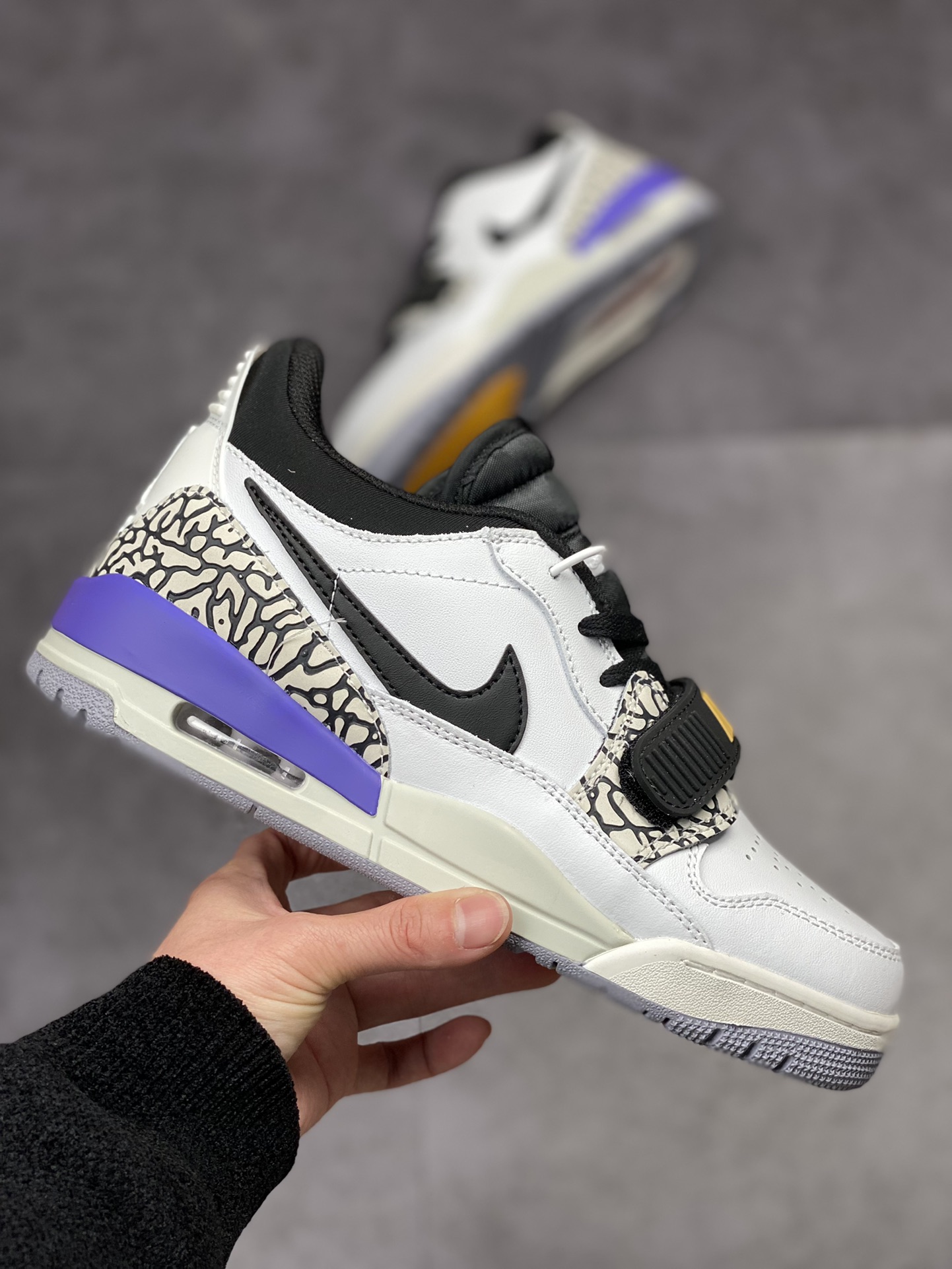 240 Air Jordan Legacy 312 Low 有着交错结合的设计CD7069-102