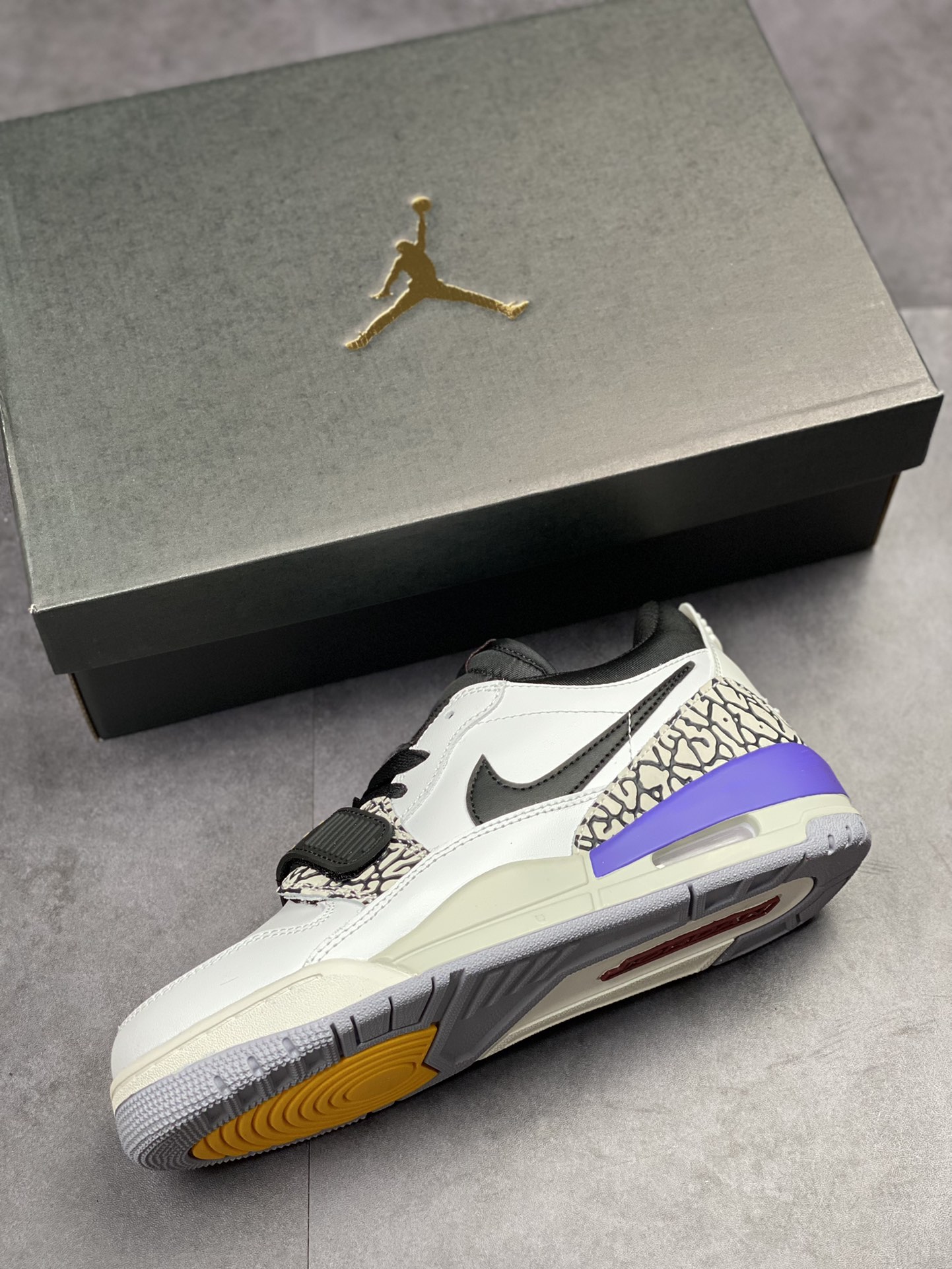 240 Air Jordan Legacy 312 Low 有着交错结合的设计CD7069-102