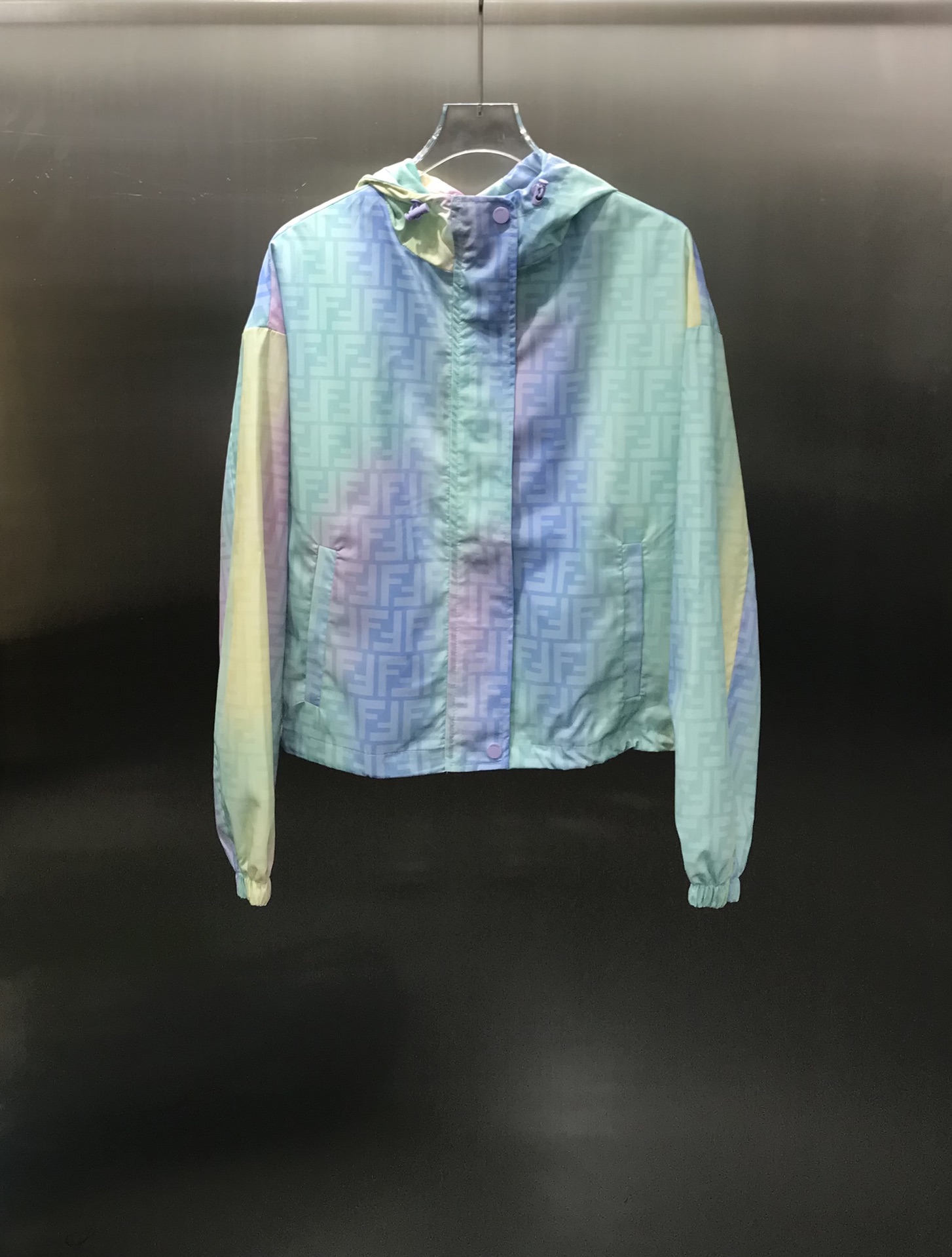 NO:696869,Fend* new products are on the shelves. Symphony limited edition capsule series jacket suit. Rainbow summer jacket and casual shorts. Casual and lazy style. Advanced hardware customization. Hem drawstring design. Adjustable at will. Customized smooth printed fabric with comfortable texture. Perfect workmanship quality depends on the details~ High version,,fendi,shorts,19860909Fend*新品上架 幻彩限量胶囊系列冲锋衣套装 彩虹夏日冲锋衣休闲短裤 随性慵懒风 高级五金定制 下摆抽绳设计 可随意调节 定制顺滑印花面料质感舒适 完美做工品质看细节～  高版本,,fendi,shorts,,Women's clothing