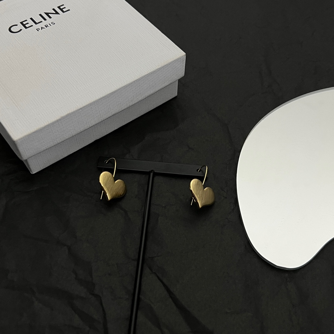 】Celine 赛琳 耳环 一直是简约时尚界的标杆大胆的设计 百看不厌▪️搭配起来更Fashion ✨✨