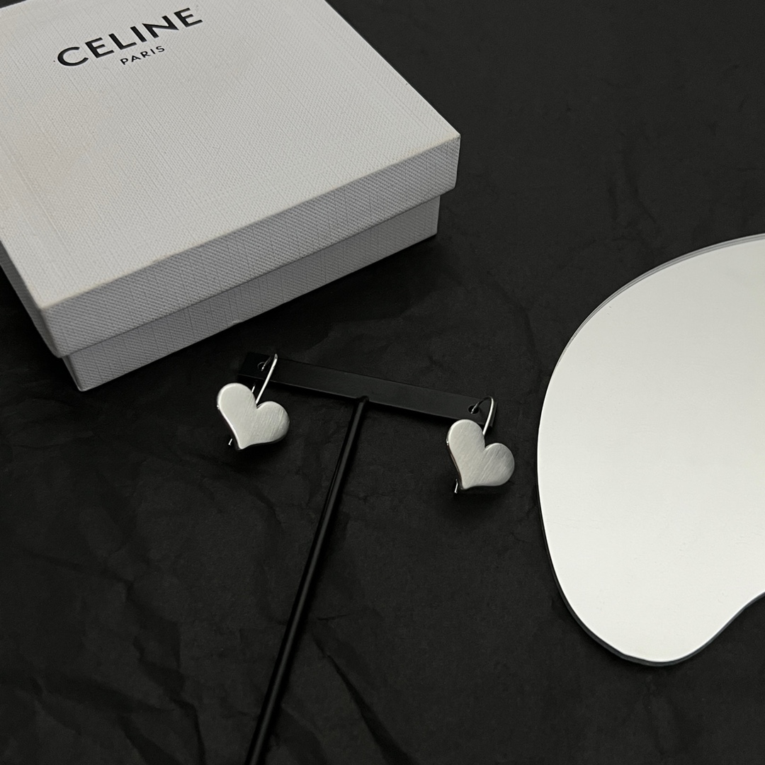 】Celine 赛琳 耳环 一直是简约时尚界的标杆大胆的设计 百看不厌▪️搭配起来更Fashion ✨✨