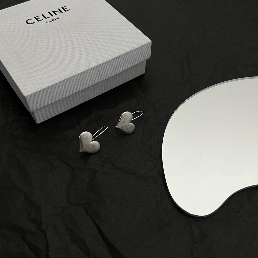 】Celine 赛琳 耳环 一直是简约时尚界的标杆大胆的设计 百看不厌▪️搭配起来更Fashion ✨✨
