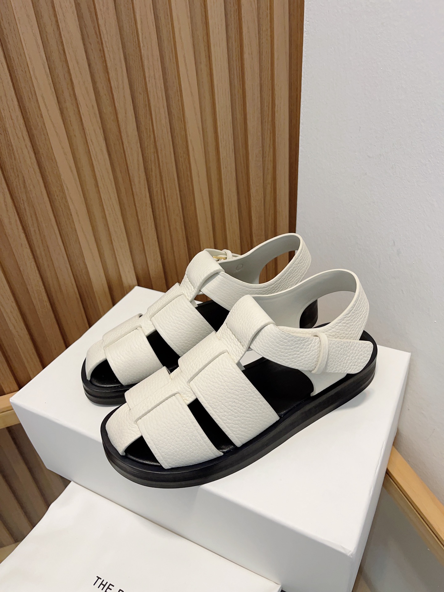 The Row 2025 Retro Roman Sandals - Minimalist Elegance, Comfortable Leather 1 The Row 2025 Retro Roman Sandals - Minimalist Elegance, Comfortable Leather