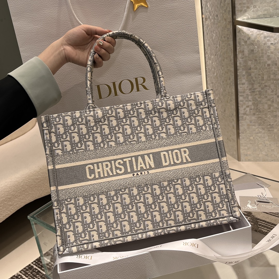 𝑪𝑫 𝘽𝙤𝙤𝙠 𝙩𝙤𝙩𝙚 rinde homenaje al nuevo enfoque clásico y mejorado, que irradia elegancia y moda informal diaria…