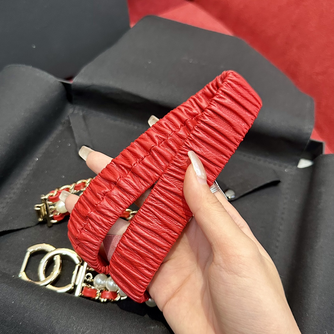 Chanel 代购级 香奈儿 特别的进口金属进口牛皮材质 质感打造 点缀是整体的别致亮点 又不失女人魅力