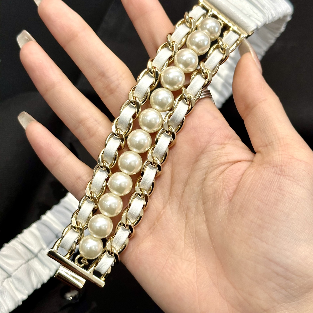 Chanel 代购级 香奈儿 特别的进口金属进口牛皮材质 质感打造 点缀是整体的别致亮点 又不失女人魅力