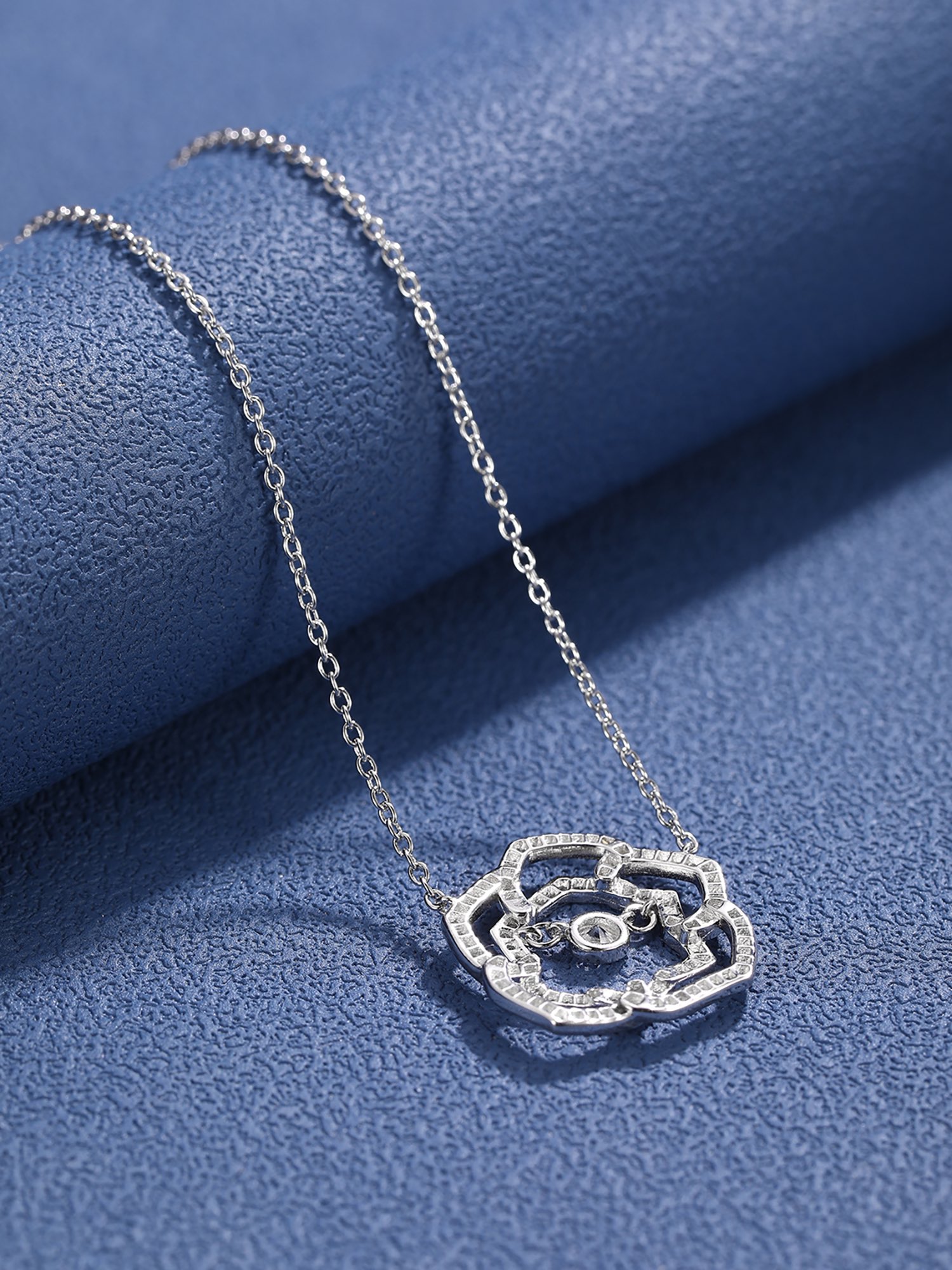 Luxurious Diamond Rose Necklace: Count Rose’s Romantic Story in Silver Jewelry - 图片 7