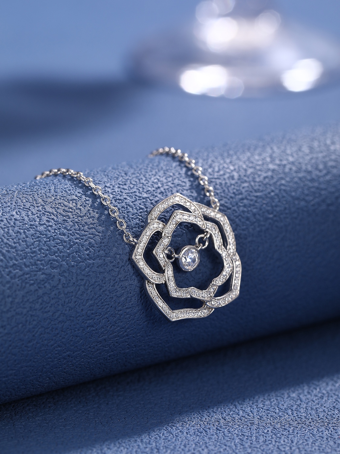 Luxurious Diamond Rose Necklace: Count Rose’s Romantic Story in Silver Jewelry - 图片 5