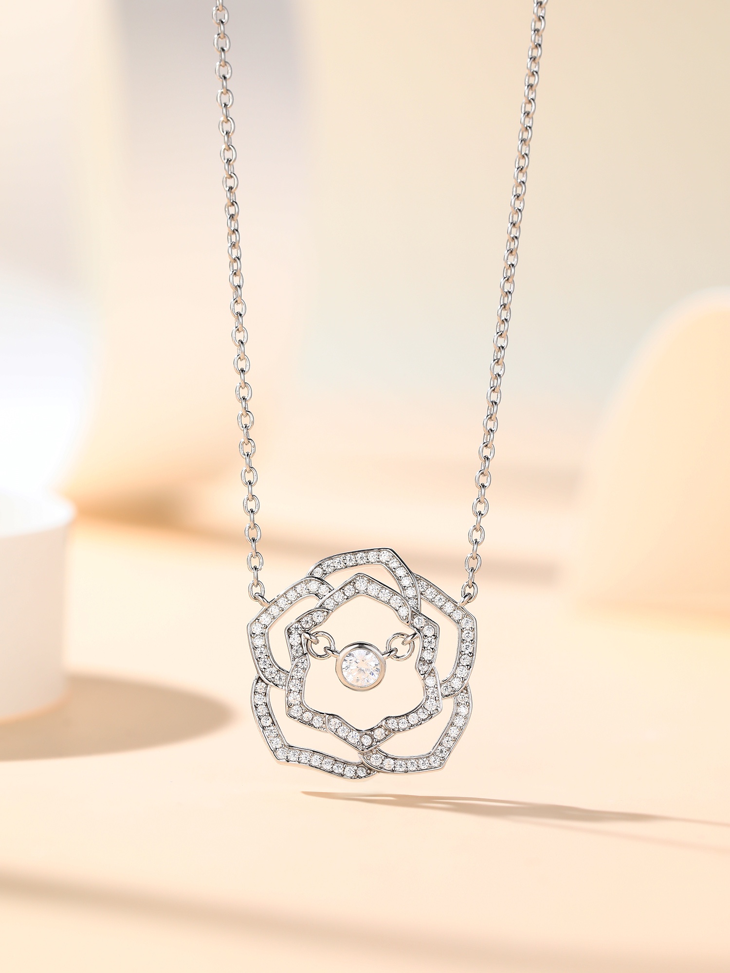 Luxurious Diamond Rose Necklace: Count Rose’s Romantic Story in Silver Jewelry - 图片 3