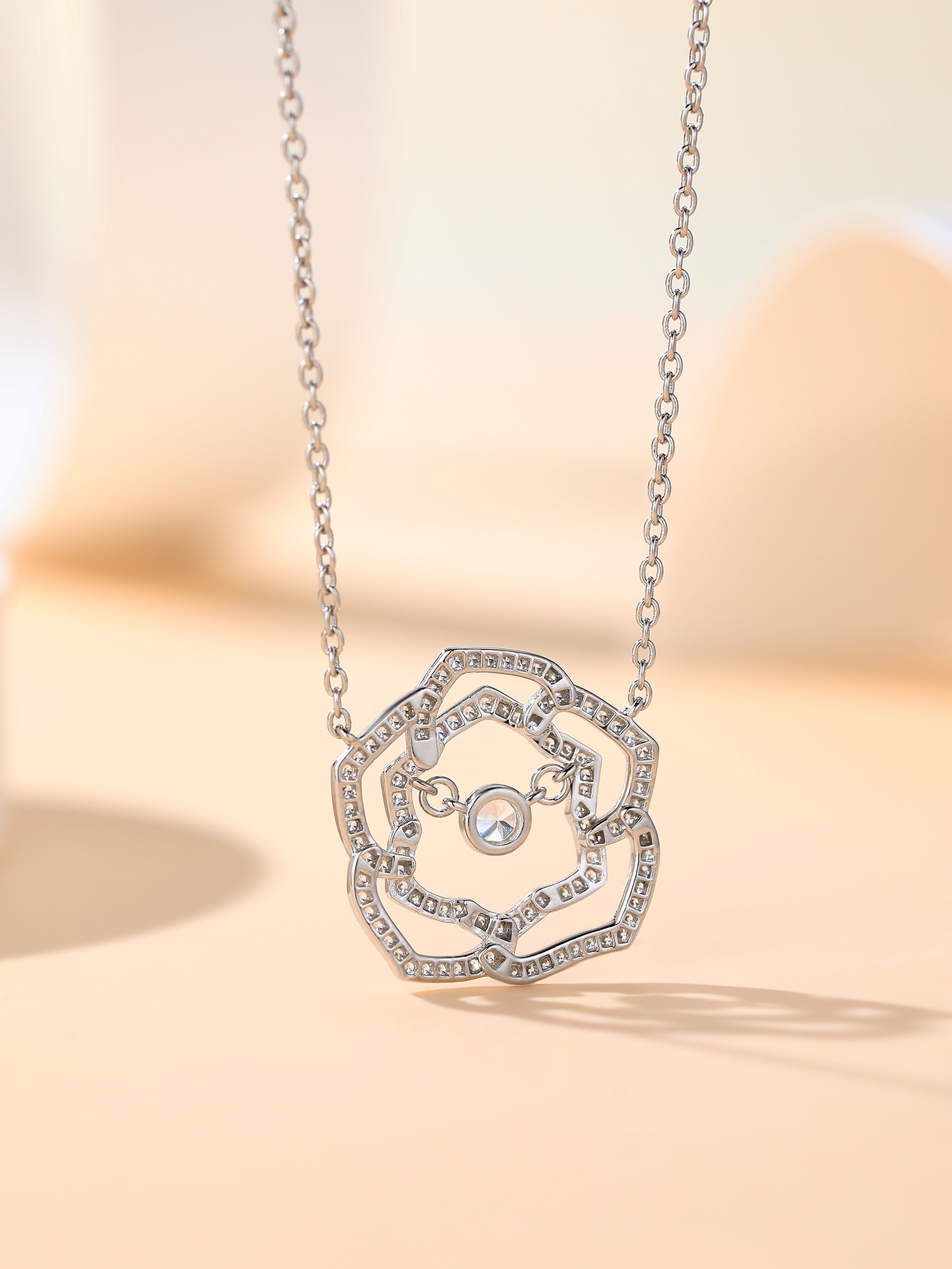 Luxurious Diamond Rose Necklace: Count Rose’s Romantic Story in Silver Jewelry - 图片 2