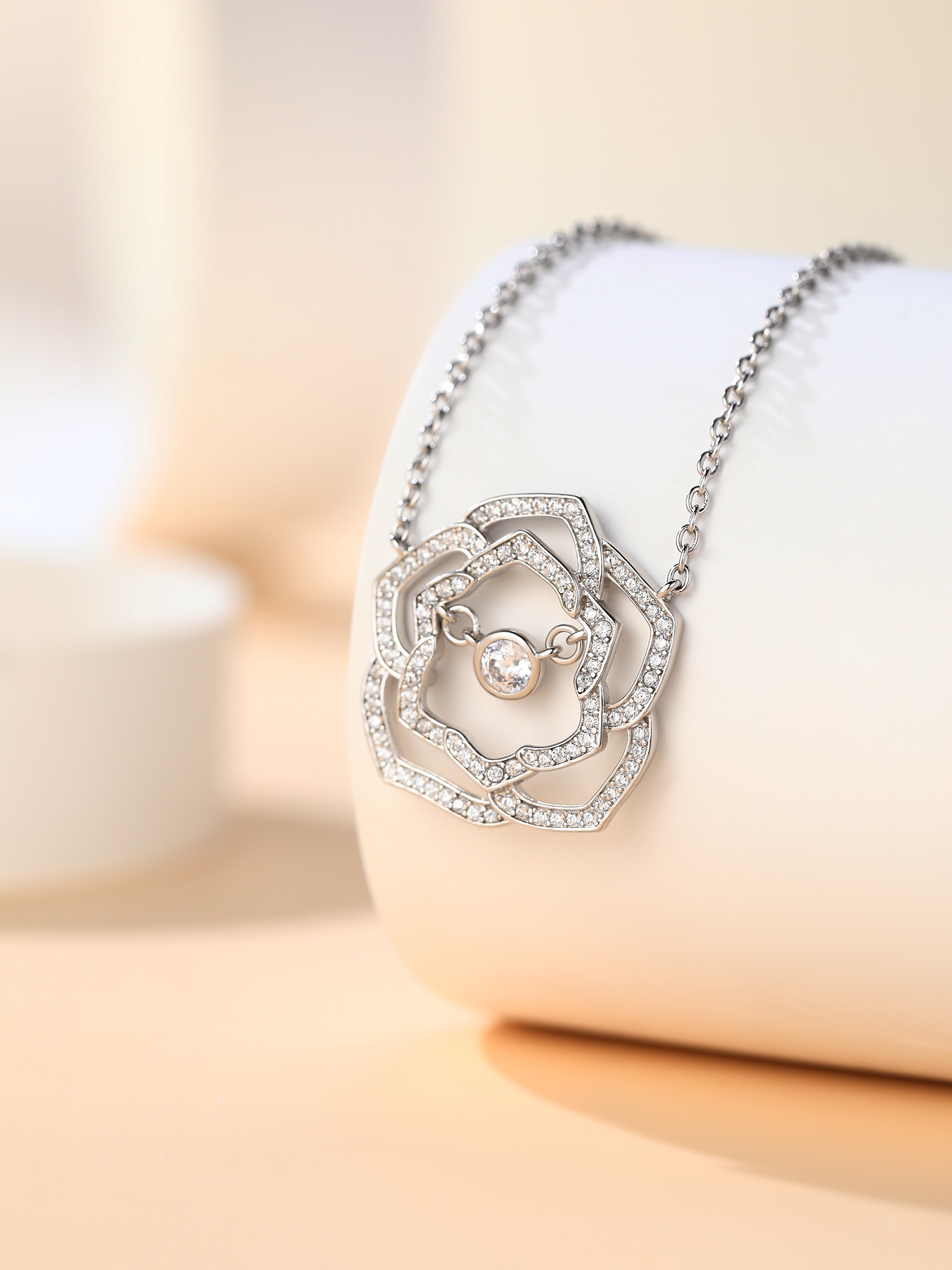 Luxurious Diamond Rose Necklace: Count Rose’s Romantic Story in Silver Jewelry - 图片 6