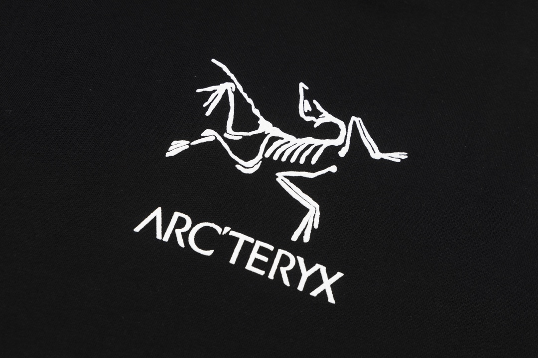 P95
款号A121-1码数XS-S-M-L黑/咖两色 男女同款 Arc’teryx 始祖鸟2024春夏新款 面料厚实透气 打造高端都市休闲运动风格,上身可以承载一切的风格搭配,这款前后面采用了发泡工艺,
ARCTERYX 经典LOGO短袖己经成为热门时隔一年,在潮流圈最受欢迎的户外神级「始祖鸟」,现在一件基础logo T恤己成了潮人必备,基础T恤黑白两色可选,这件基础短袖是采用有机比马棉面料制成,质感柔软顺滑,保持了始祖鸟出品的一贯高规格,胸前始祖鸟设计、后背印有ARCTERYX印花,大量现货、现货!