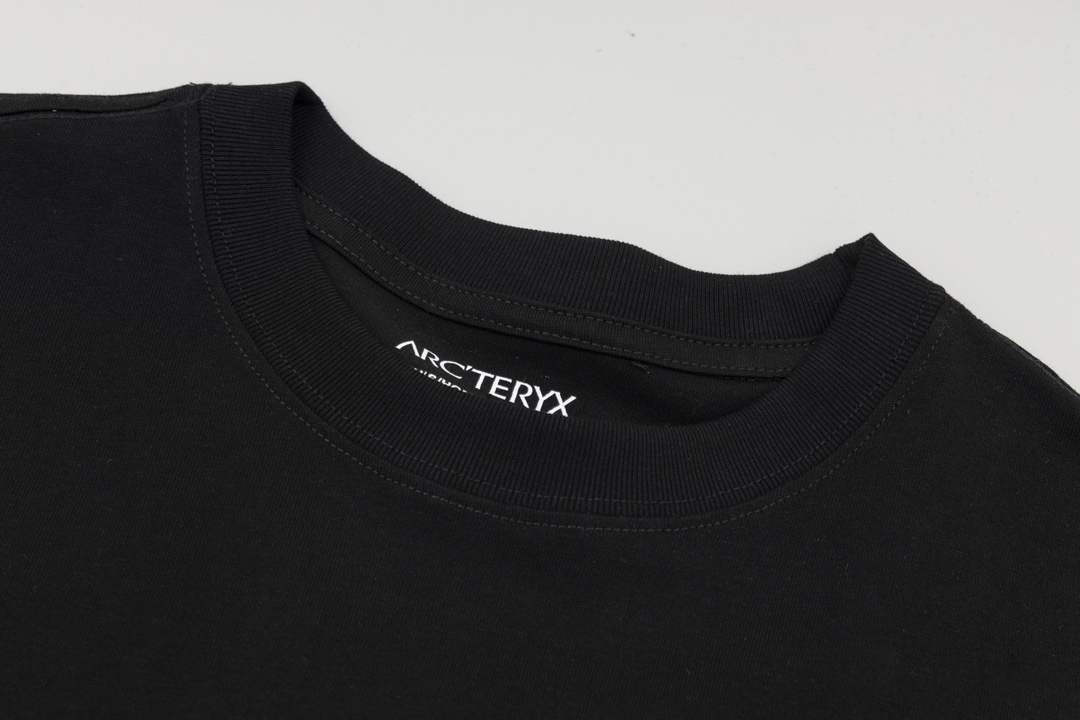 P95
款号A121-1码数XS-S-M-L黑/咖两色 男女同款 Arc’teryx 始祖鸟2024春夏新款 面料厚实透气 打造高端都市休闲运动风格,上身可以承载一切的风格搭配,这款前后面采用了发泡工艺,
ARCTERYX 经典LOGO短袖己经成为热门时隔一年,在潮流圈最受欢迎的户外神级「始祖鸟」,现在一件基础logo T恤己成了潮人必备,基础T恤黑白两色可选,这件基础短袖是采用有机比马棉面料制成,质感柔软顺滑,保持了始祖鸟出品的一贯高规格,胸前始祖鸟设计、后背印有ARCTERYX印花,大量现货、现货!