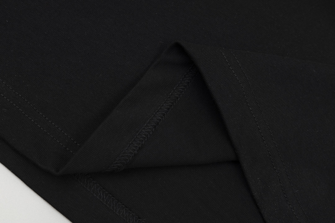 P95
款号A121-1码数XS-S-M-L黑/咖两色 男女同款 Arc’teryx 始祖鸟2024春夏新款 面料厚实透气 打造高端都市休闲运动风格,上身可以承载一切的风格搭配,这款前后面采用了发泡工艺,
ARCTERYX 经典LOGO短袖己经成为热门时隔一年,在潮流圈最受欢迎的户外神级「始祖鸟」,现在一件基础logo T恤己成了潮人必备,基础T恤黑白两色可选,这件基础短袖是采用有机比马棉面料制成,质感柔软顺滑,保持了始祖鸟出品的一贯高规格,胸前始祖鸟设计、后背印有ARCTERYX印花,大量现货、现货!