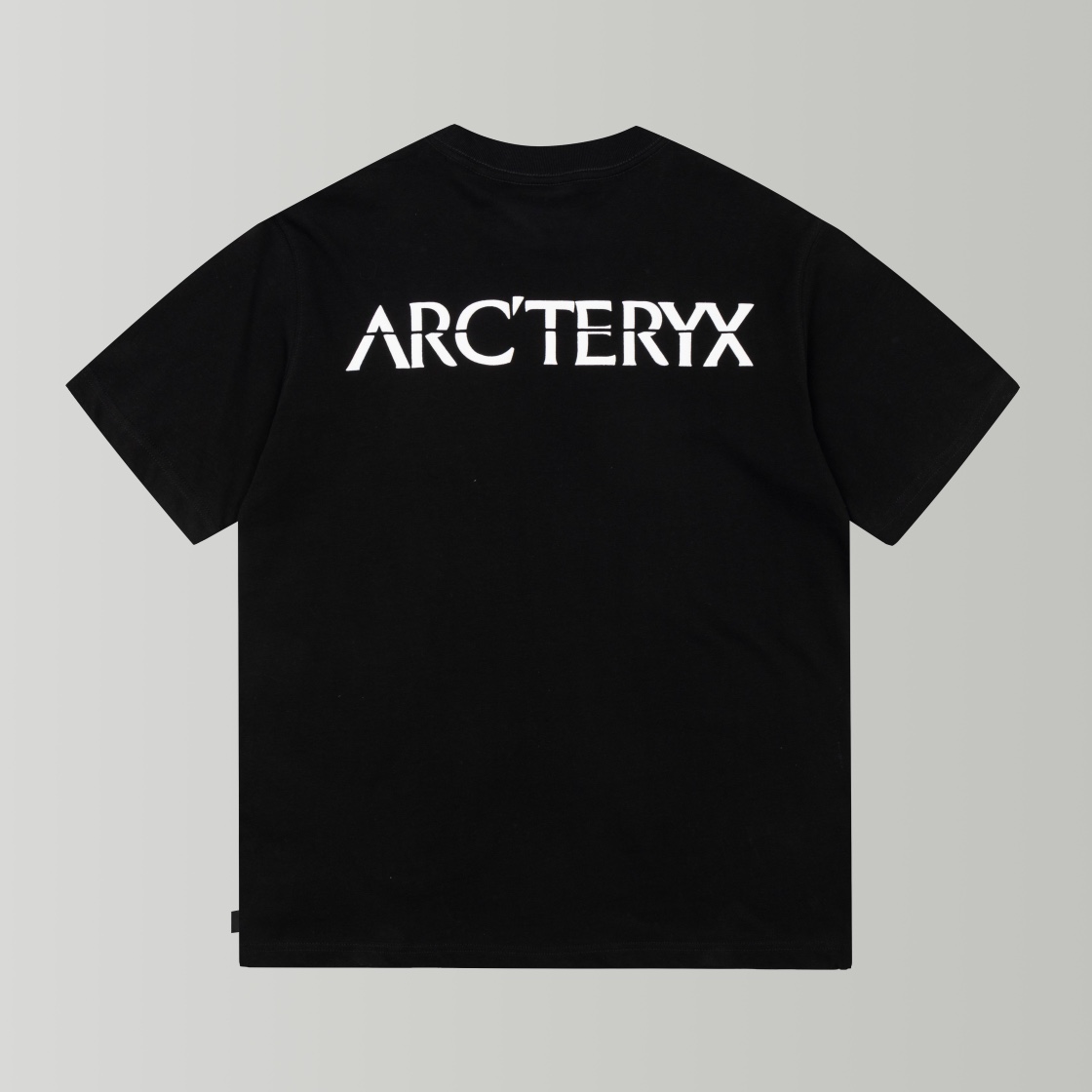 P95
款号A121-1码数XS-S-M-L黑/咖两色 男女同款 Arc’teryx 始祖鸟2024春夏新款 面料厚实透气 打造高端都市休闲运动风格,上身可以承载一切的风格搭配,这款前后面采用了发泡工艺,
ARCTERYX 经典LOGO短袖己经成为热门时隔一年,在潮流圈最受欢迎的户外神级「始祖鸟」,现在一件基础logo T恤己成了潮人必备,基础T恤黑白两色可选,这件基础短袖是采用有机比马棉面料制成,质感柔软顺滑,保持了始祖鸟出品的一贯高规格,胸前始祖鸟设计、后背印有ARCTERYX印花,大量现货、现货!