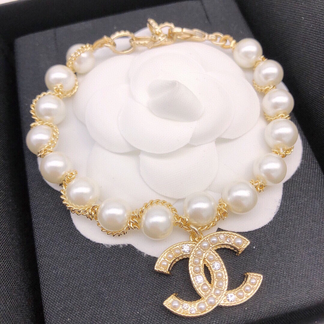 编号XSL0015
Ch*nel  小香双c缠绕链条珍珠手链    一致专柜🆕材质