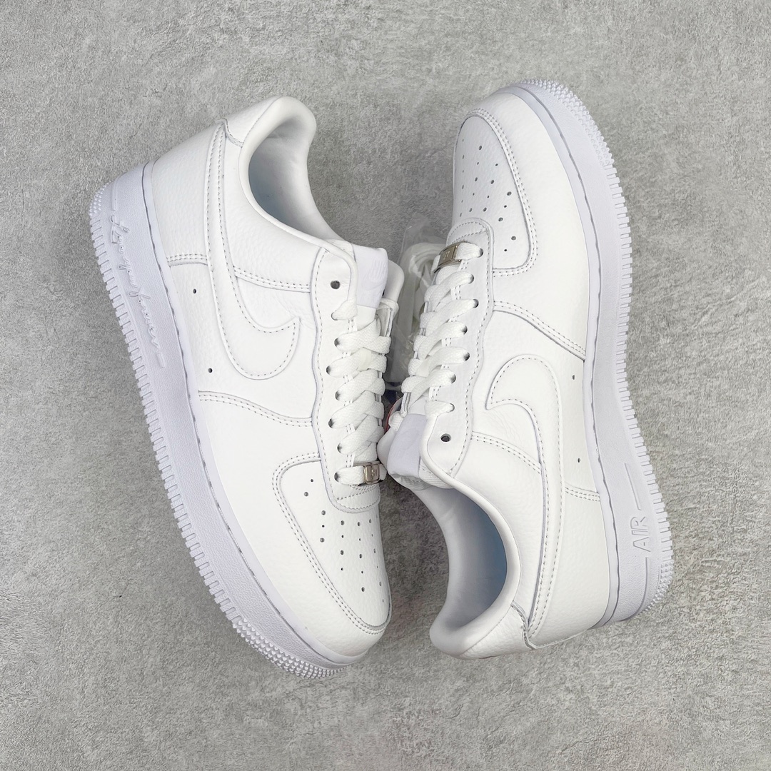 图片[3]-零售💰220 ＃G版纯原福利‼NOCTA x NK Air Force 1 Low \’07 空军一号低帮经典板鞋 Drake联名纯白 CZ8065-100 独家私模大底 头层原厂皮料 原盒原配 不规则波浪大底咬花 全鞋电脑针车 工整有序 视觉效果满分 原厂拉帮手法 标准四线 密度针距针孔大小控制到位 原装反口里网布海绵 正确卡色网眼大小 新版鞋撑改用纸团代替 原厂港宝加持完美还原灵魂版型 原盒原配从里到外百分百还原 原厂全头层原厂皮料 原标原盒 内置Sole气垫 中底白色背胶 中底划线 已经无限的接近公司 原厂楦头 原厂刺绣 后跟弧度修正 独家私模最大开发到47.5 尺码：36 36.5 37.5 38 38.5 39 40 40.5 41 42 42.5 43 44 44.5 45 46 47.5 编码：by2936020-运动鞋