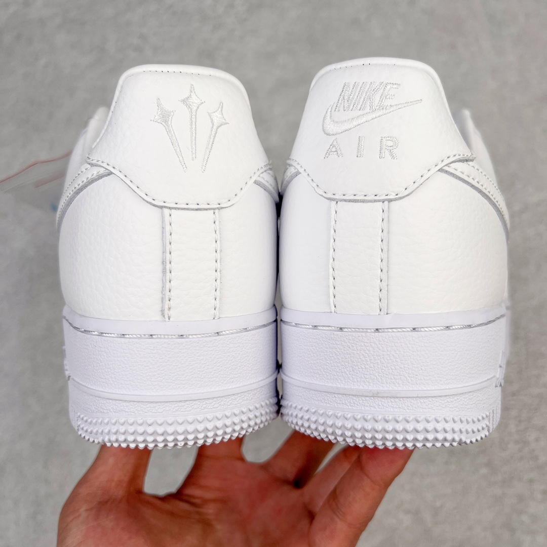 图片[4]-零售💰220 ＃G版纯原福利‼NOCTA x NK Air Force 1 Low \’07 空军一号低帮经典板鞋 Drake联名纯白 CZ8065-100 独家私模大底 头层原厂皮料 原盒原配 不规则波浪大底咬花 全鞋电脑针车 工整有序 视觉效果满分 原厂拉帮手法 标准四线 密度针距针孔大小控制到位 原装反口里网布海绵 正确卡色网眼大小 新版鞋撑改用纸团代替 原厂港宝加持完美还原灵魂版型 原盒原配从里到外百分百还原 原厂全头层原厂皮料 原标原盒 内置Sole气垫 中底白色背胶 中底划线 已经无限的接近公司 原厂楦头 原厂刺绣 后跟弧度修正 独家私模最大开发到47.5 尺码：36 36.5 37.5 38 38.5 39 40 40.5 41 42 42.5 43 44 44.5 45 46 47.5 编码：by2936020-运动鞋