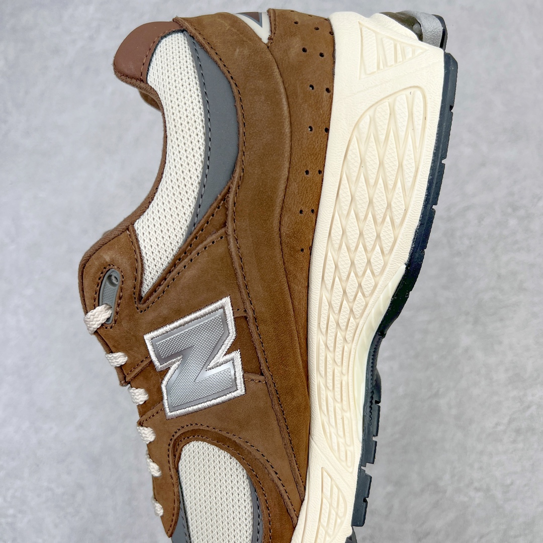 图片[7]-💰240 ＃M纯原 新百伦NB New Balance M2002RHS 棕灰 全套原楦原纸板原厂数据开发 原厂网纱 原装进口翻毛皮料正确绒感卡色 正确中底拉帮中底网布细节 一比一手工擦旧效果 冲裁组合 匠心打造 耗时两个月开发完成 工艺极其复杂难度可想而知 新开独立私模大底 全网唯一正确做旧组合大底 高端零售专供产物 尺码：36 37 37.5 38 38.5 39.5 40 40.5 41.5 42 42.5 43 44 44.5 45 45.5 46.5 47 编码：by3936010-运动鞋