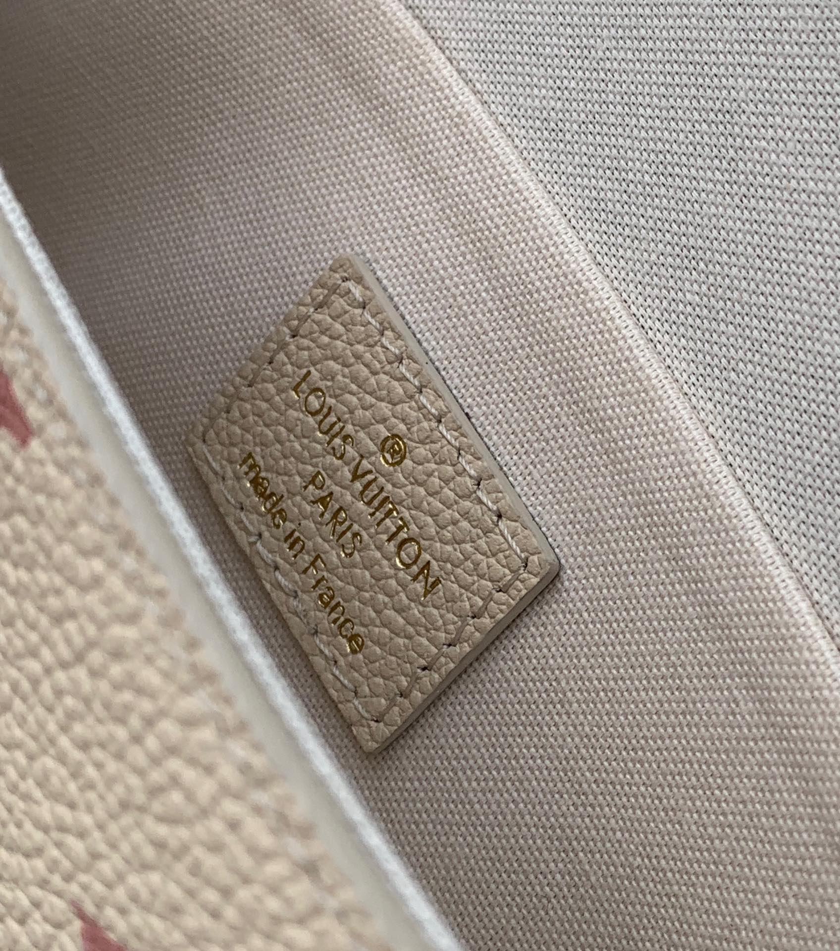 🌼 m82047尺寸21×12×3cm香港贸易公司出，Lv三合一牛奶草莓链条包，粉白配色小包，🌼Pink