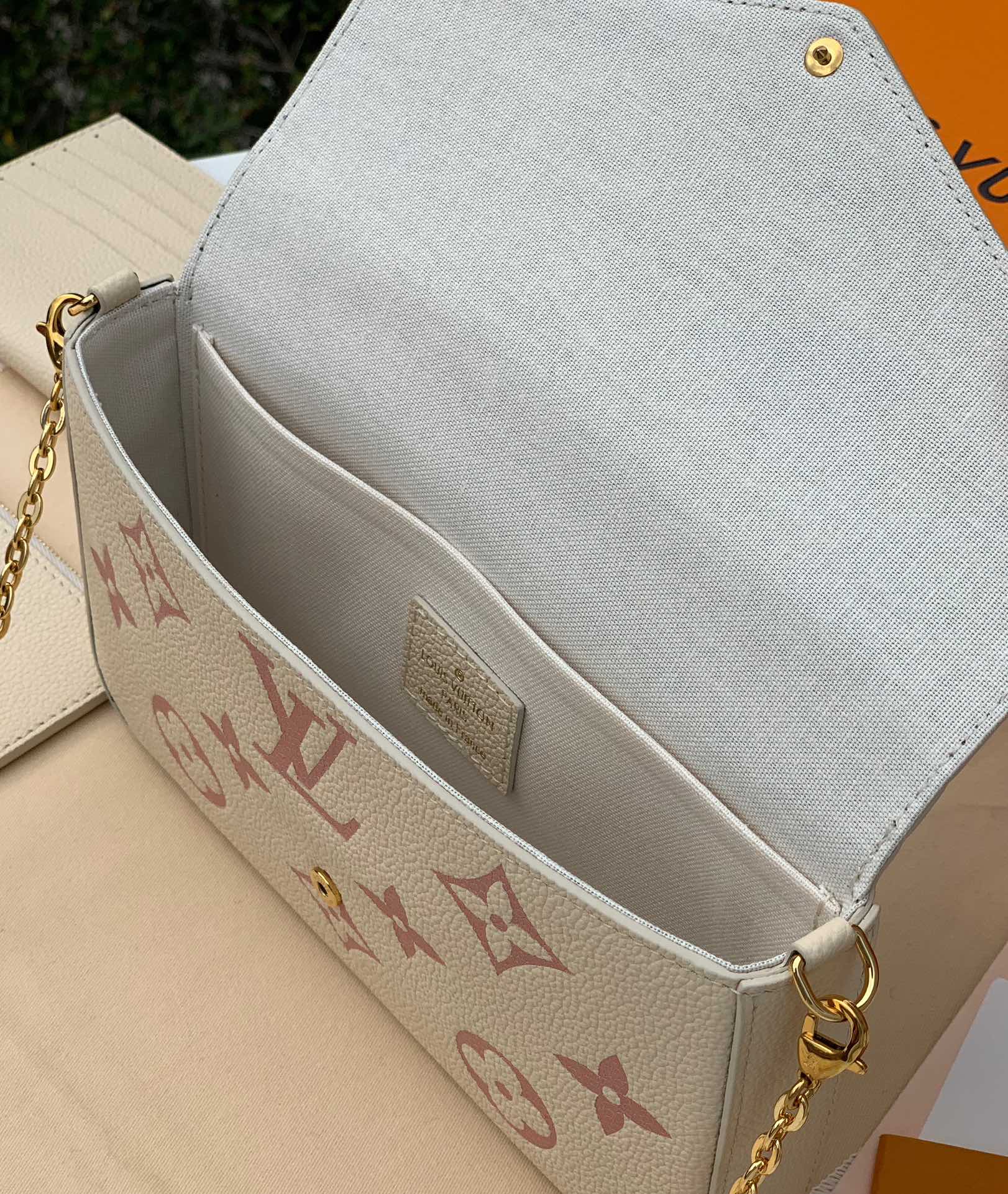 🌼 m82047尺寸21×12×3cm香港贸易公司出，Lv三合一牛奶草莓链条包，粉白配色小包，🌼Pink