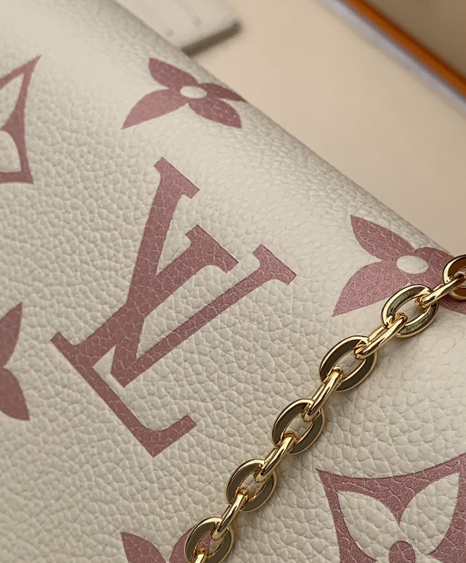 🌼 m82047尺寸21×12×3cm香港贸易公司出，Lv三合一牛奶草莓链条包，粉白配色小包，🌼Pink