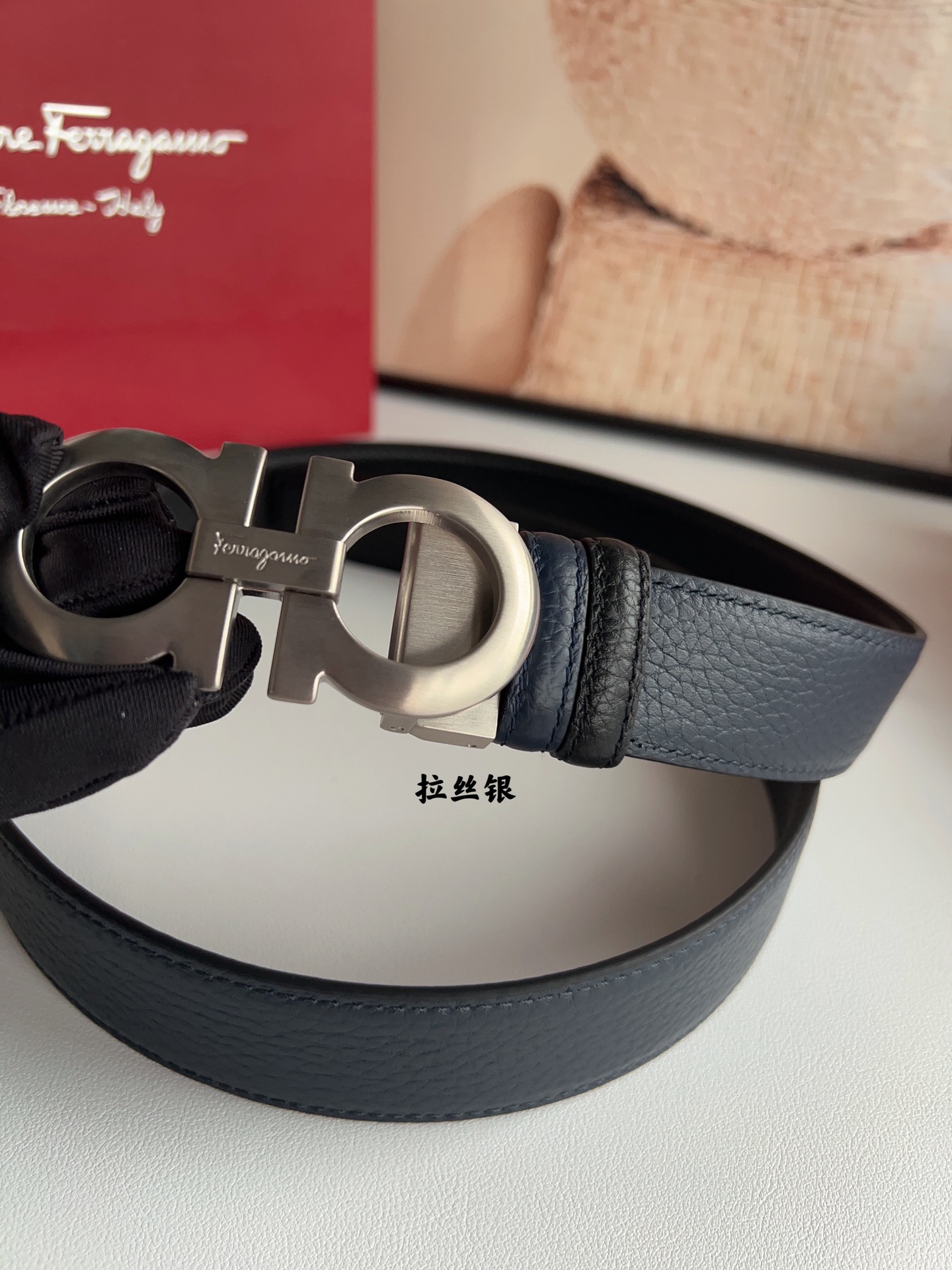 男士必入的质感腰带｜菲拉格慕
彰显气质的单品，对版8字金属夹扣，触觉上舒适细腻，再配上头层牛皮纹理皮质，足够简约足够精致。3.5cm   65247150