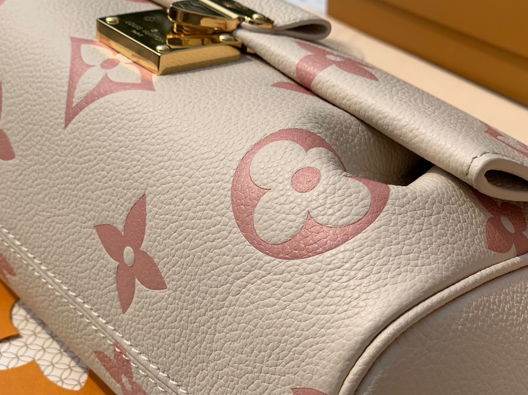 🌼 m46393尺寸24 ×14 ×9 cm真正的原厂原装货！草莓奶白色favorite尤其热销，辣妹必