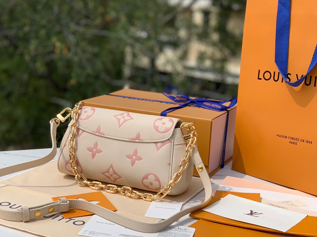 🌼 m46393尺寸24 ×14 ×9 cm真正的原厂原装货！草莓奶白色favorite尤其热销，辣妹必