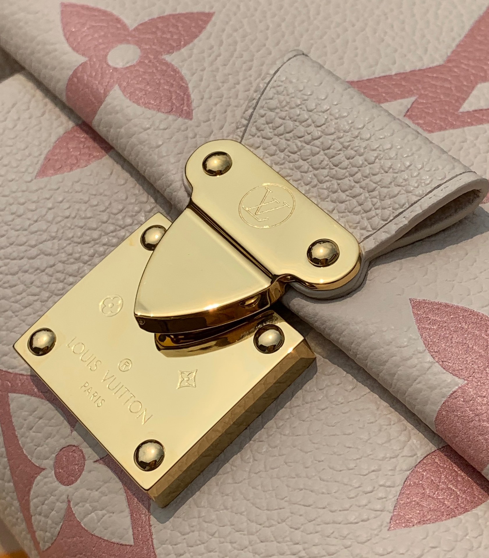 🌼 m46393尺寸24 ×14 ×9 cm真正的原厂原装货！草莓奶白色favorite尤其热销，辣妹必