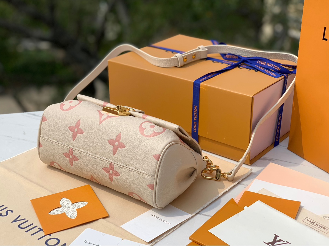 🌼 m46393尺寸24 ×14 ×9 cm真正的原厂原装货！草莓奶白色favorite尤其热销，辣妹必