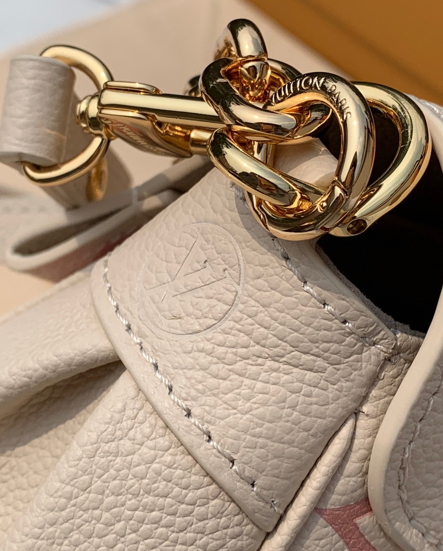 🌼 m46393尺寸24 ×14 ×9 cm真正的原厂原装货！草莓奶白色favorite尤其热销，辣妹必