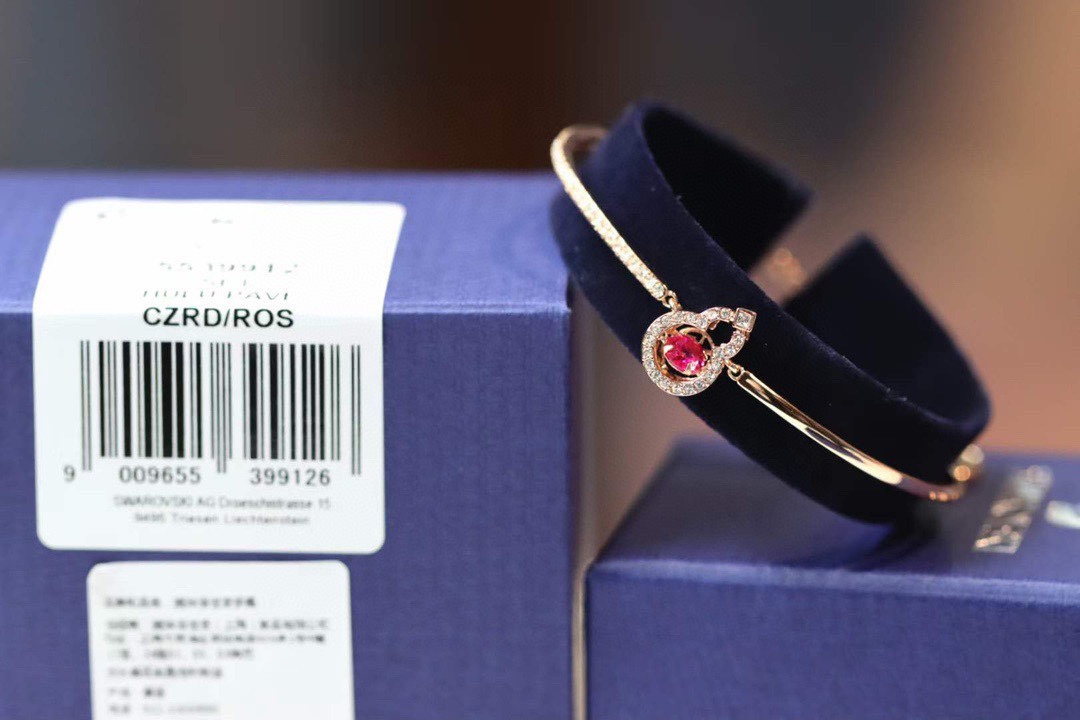 ❤️85包邮/原单代购级别
施华洛世奇swarovski 红钻好运葫芦 跳动手镯 

这款带有一个象征好运的中国图案，而且设计轻巧。其密镶swarovski仿水晶的镀玫瑰金色葫芦饰框内，让您成为迷人焦点，也是特殊场合的送礼首选。