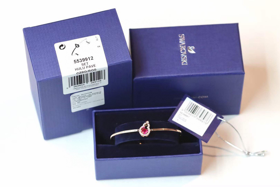 ❤️85包邮/原单代购级别
施华洛世奇swarovski 红钻好运葫芦 跳动手镯 

这款带有一个象征好运的中国图案，而且设计轻巧。其密镶swarovski仿水晶的镀玫瑰金色葫芦饰框内，让您成为迷人焦点，也是特殊场合的送礼首选。