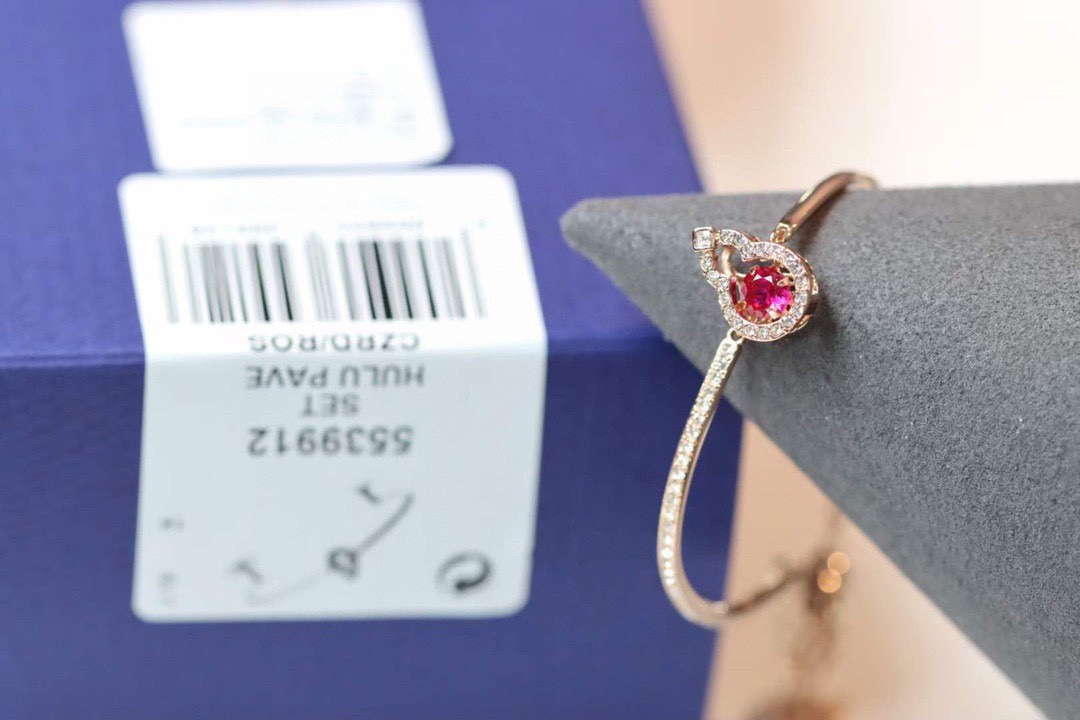 ❤️85包邮/原单代购级别
施华洛世奇swarovski 红钻好运葫芦 跳动手镯 

这款带有一个象征好运的中国图案，而且设计轻巧。其密镶swarovski仿水晶的镀玫瑰金色葫芦饰框内，让您成为迷人焦点，也是特殊场合的送礼首选。