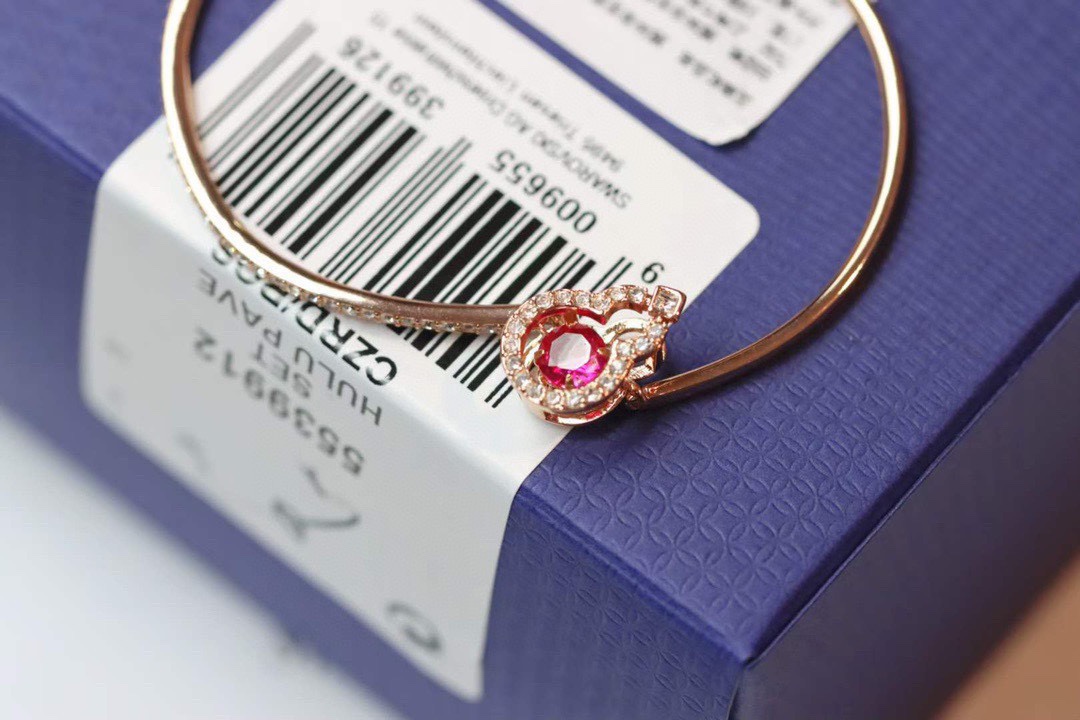 ❤️85包邮/原单代购级别
施华洛世奇swarovski 红钻好运葫芦 跳动手镯 

这款带有一个象征好运的中国图案，而且设计轻巧。其密镶swarovski仿水晶的镀玫瑰金色葫芦饰框内，让您成为迷人焦点，也是特殊场合的送礼首选。