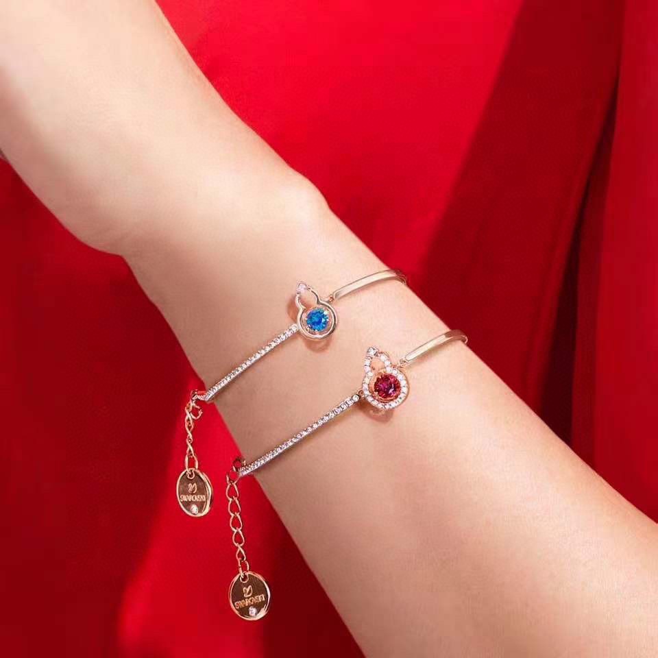 ❤️85包邮/原单代购级别
施华洛世奇swarovski 红钻好运葫芦 跳动手镯 

这款带有一个象征好运的中国图案，而且设计轻巧。其密镶swarovski仿水晶的镀玫瑰金色葫芦饰框内，让您成为迷人焦点，也是特殊场合的送礼首选。