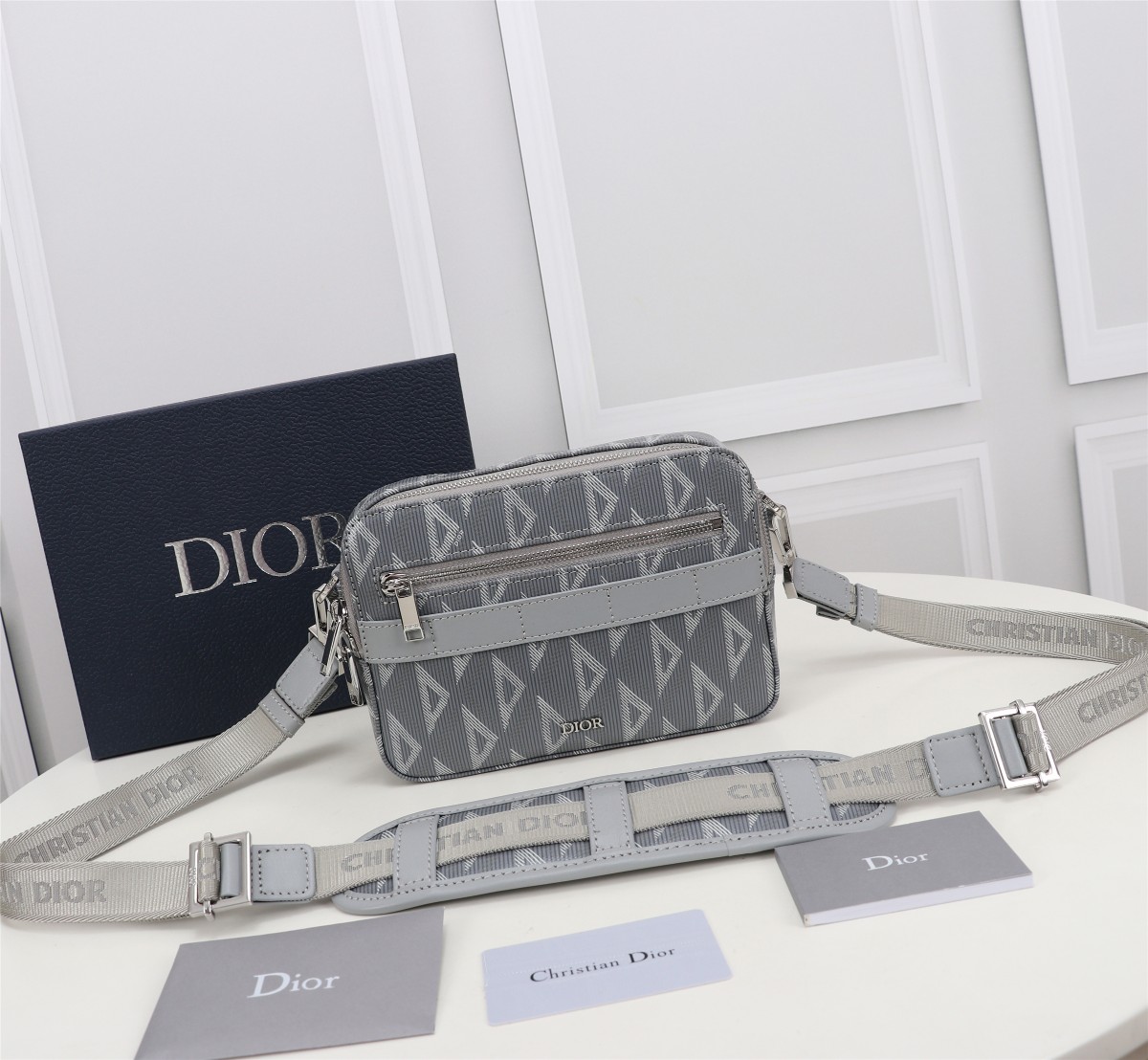 迪奥Dior顶级进口原厂牛皮相机邮差包型号1ESPO206灰色ObliqueGalaxy印花牛皮革Obl