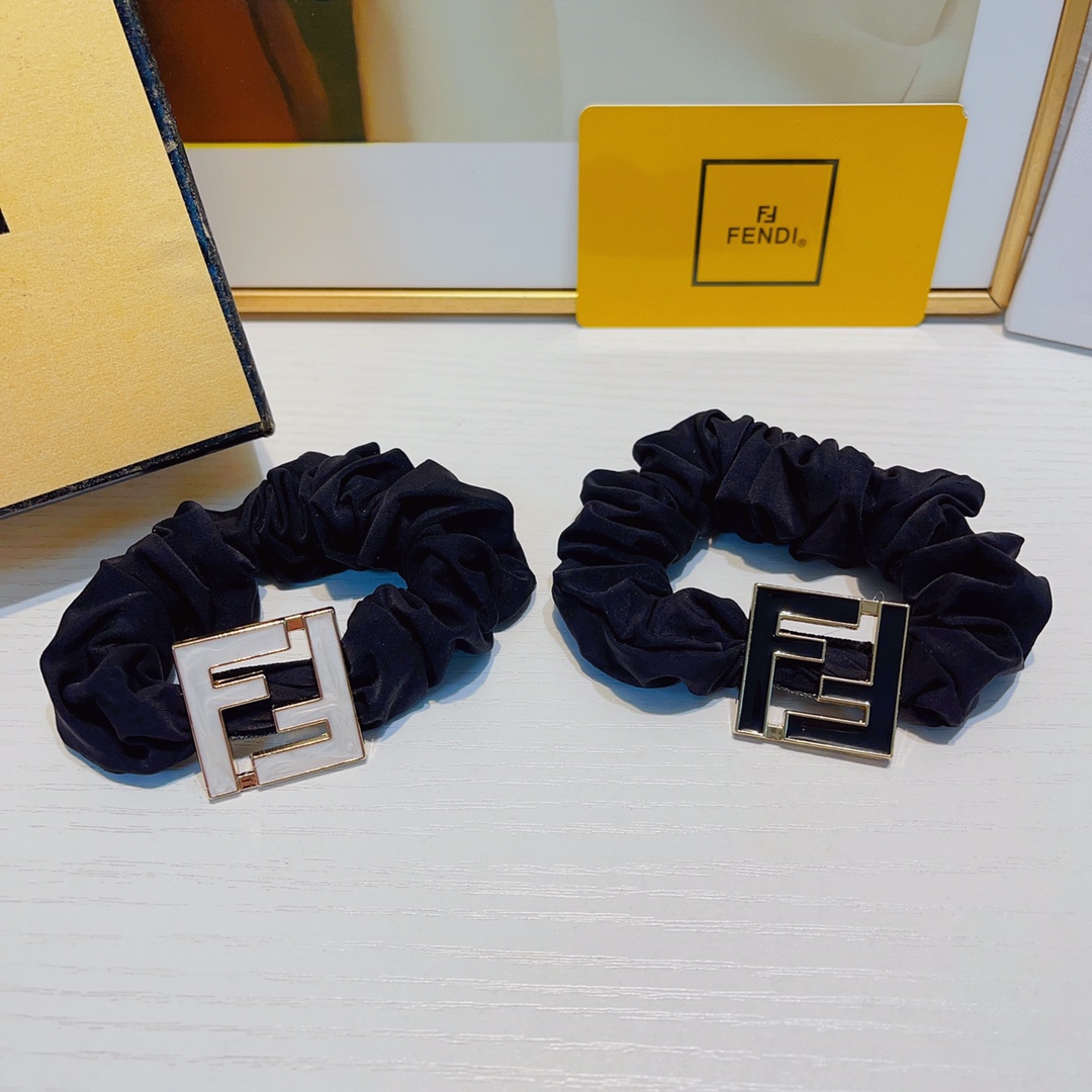 NO:277526,Fendi Fendi rubber band New logo temperament versatile little fairy must-have treasure style closed eyes recommended (single) hairpins, hairpins, fendi, fendi, fendi, hairpins19860909Fendi芬迪 Fendi皮筋 新款logo气质百搭小仙女必入 宝藏款闭眼入推荐款（单个）发夹,发夹,fendi,fendi,hairpins,accessory