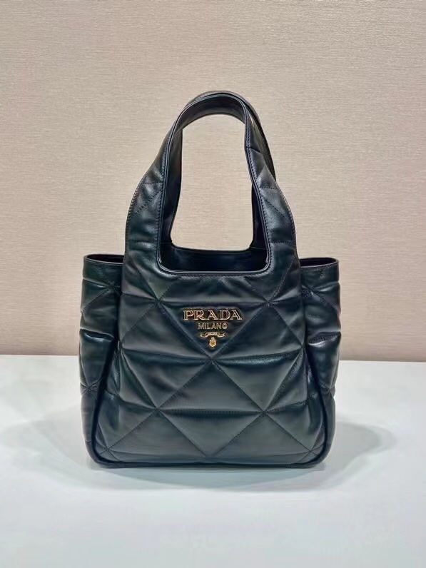 NO:880288,Batch. New shopping bag 1BG335 new medium shopping bag/wandering bag. This medium shopping bag is made of imported sheepskin, with complex hand-stitched rhombus. It feels soft and great, has extra large space/lots of compartments, is lightweight and very practical. This medium size is the most loved by the public. It is light and practical. If you like it, hurry up and buy it. Length 25x height 21.5x bottom 14cm, Prada [price by volume], prada, sheepskin19860909批. 新款购物袋1BG335新款中号购物袋/流浪包 这款中号购物袋采用进口羊皮,复杂手工车线菱格,手感柔软超赞,超大空间/格层多,轻便非常实用,这个中号尺寸是最受大众大爱太爱了轻便又实用,喜欢宝宝们赶紧入手 长25x高21.5x底14cm,普拉达【跑量价】,prada,sheepskin,Bag