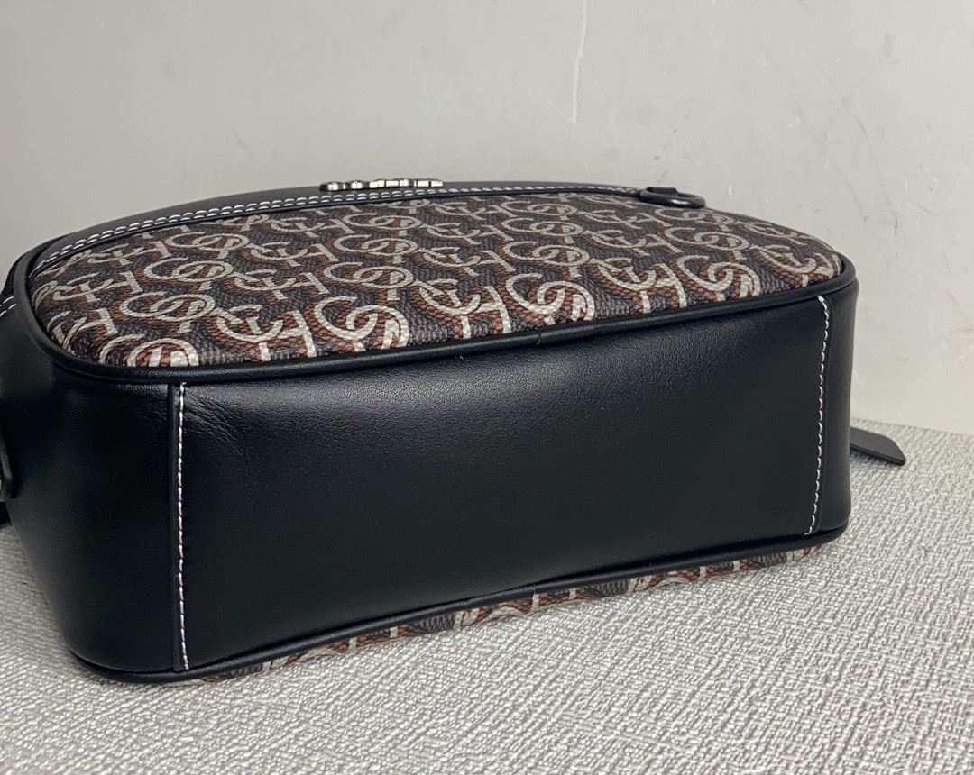 Coach 3月新品 Monogram 相机包CF484 推出新款 Monogram 满版老花字COACH交错而成的图案遍布整个面料~区别于 老花