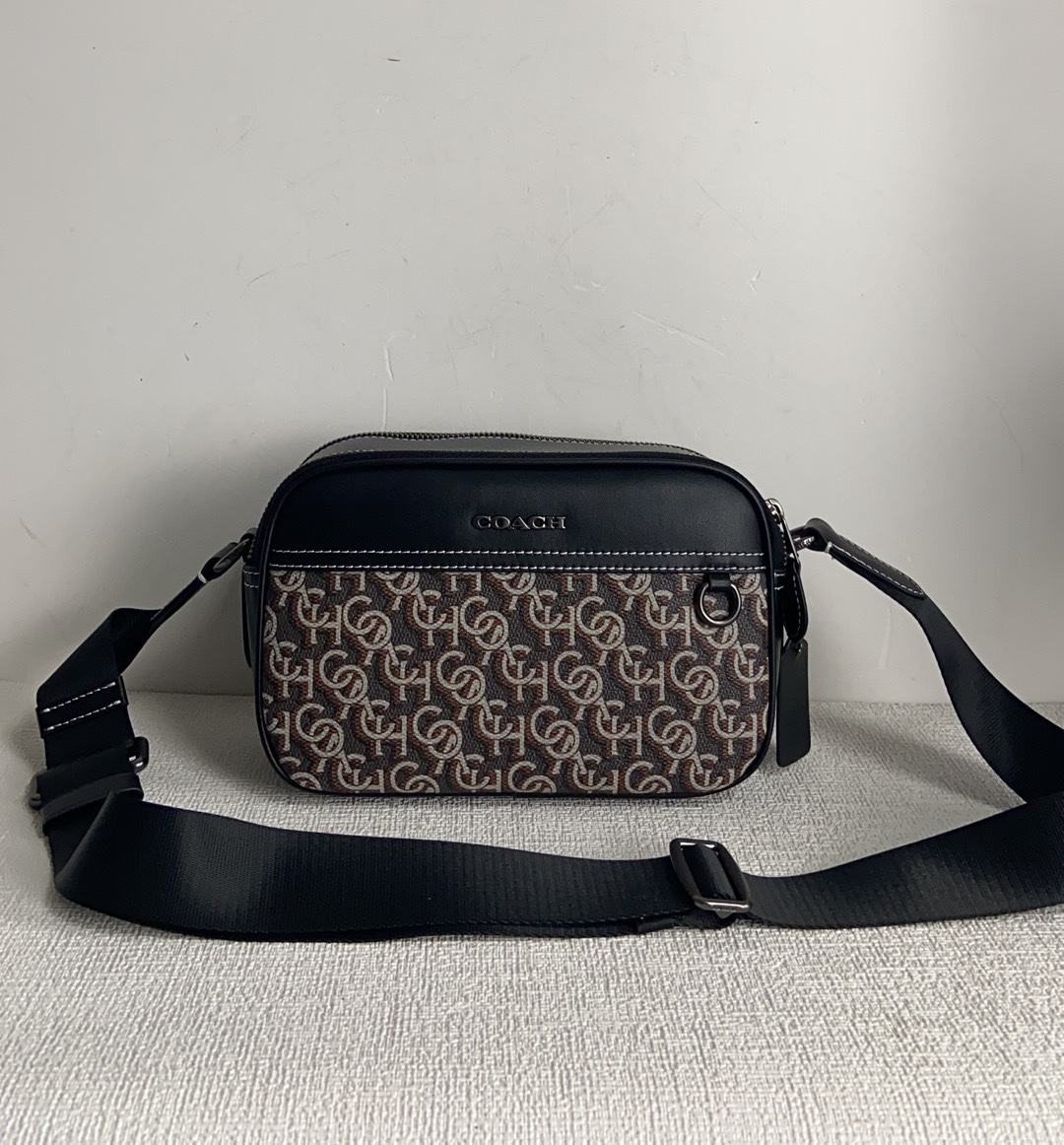Coach 3月新品 Monogram 相机包CF484 推出新款 Monogram 满版老花字COACH交错而成的图案遍布整个面料~区别于 老花
