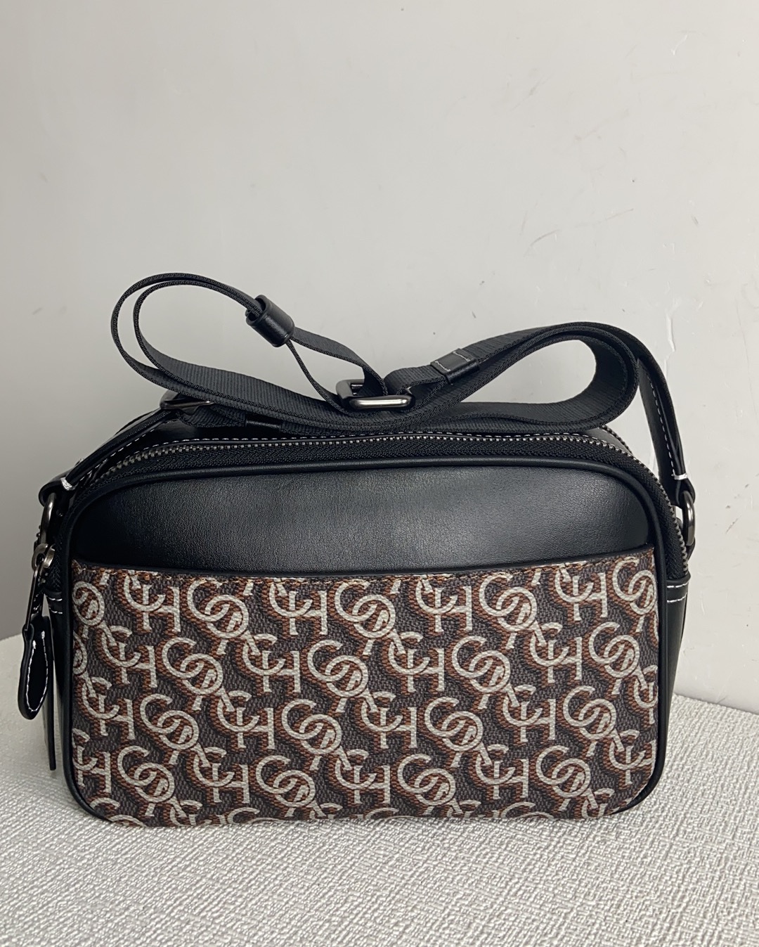 Coach 3月新品 Monogram 相机包CF484 推出新款 Monogram 满版老花字COACH交错而成的图案遍布整个面料~区别于 老花