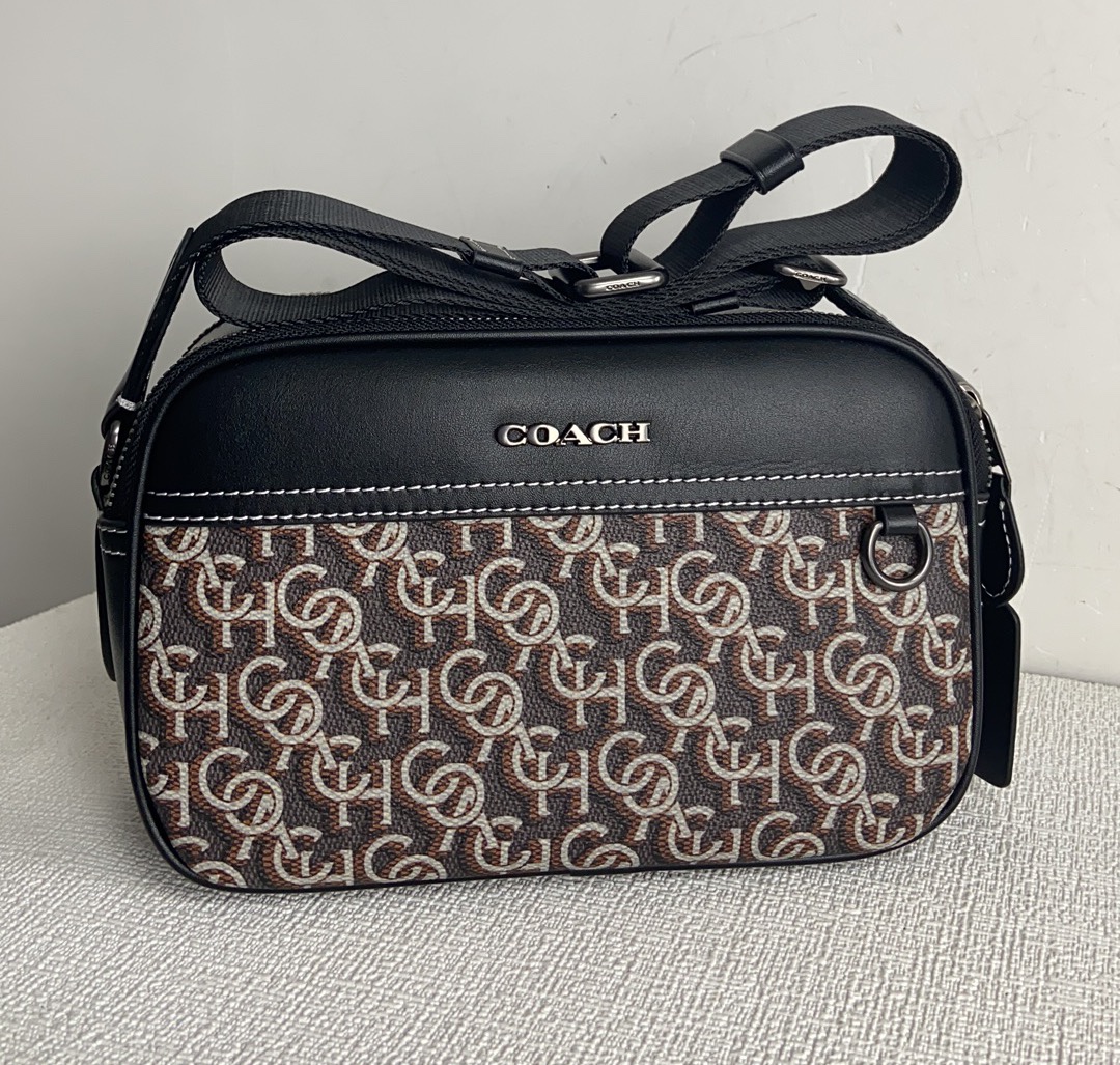 Coach 3月新品 Monogram 相机包CF484 推出新款 Monogram 满版老花字COACH交错而成的图案遍布整个面料~区别于 老花