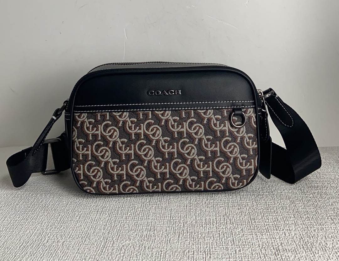 Coach 3月新品 Monogram 相机包CF484 推出新款 Monogram 满版老花字COACH交错而成的图案遍布整个面料~区别于 老花