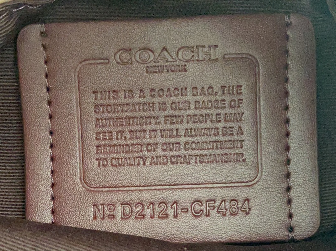Coach 3月新品 Monogram 相机包CF484 推出新款 Monogram 满版老花字COACH交错而成的图案遍布整个面料~区别于 老花